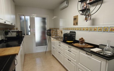 Precioso apartamento de planta baja con terraza grande.